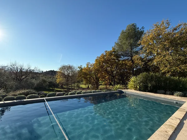 Piscine entretenue avec jardin provençal