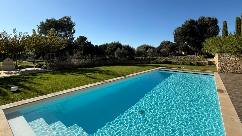 Piscine avec vue sur le Luberon
